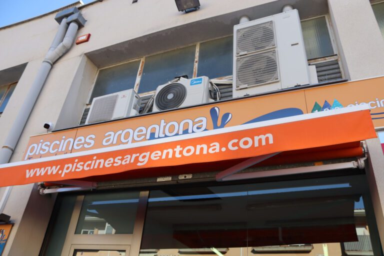 Exterior de un local con un cartel de una tienda de mantenimiento de piscinas y un toldo naranja