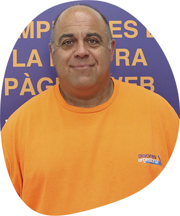 Fotografía retrato de un empleado de Piscines Argentona con camiseta de color naranja