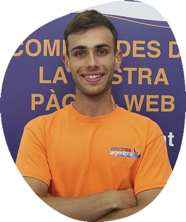 Fotografía retrato de un empleado de Piscines Argentona con camiseta de color naranja
