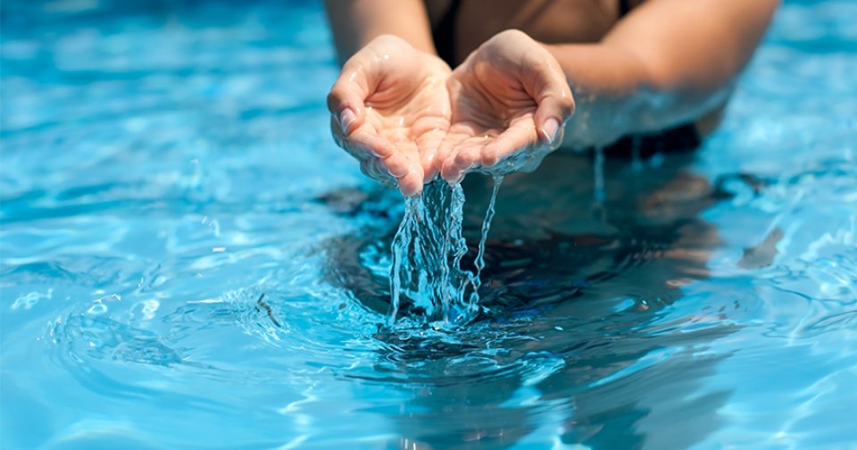 Preparación de piscina para verano en Argentona con revisión de filtros y equipos